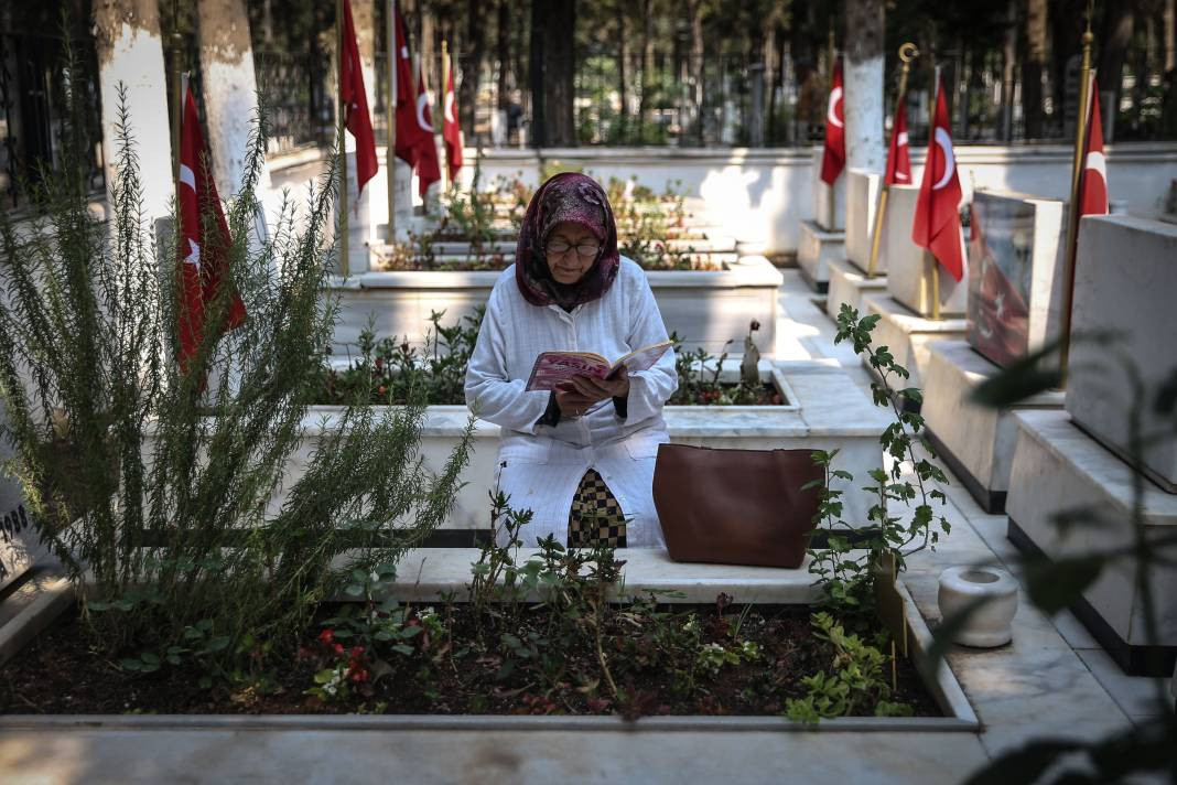 Bayram arifesinde şehitliklerde hüzün: Kahramanlara koştular - Resim: 9